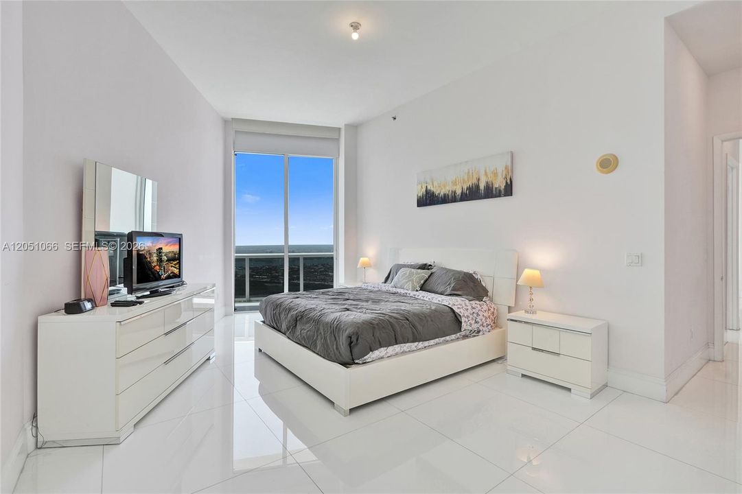 For Sale: $1,290,000 (2 beds, 2 baths, 1435 Square Feet)
