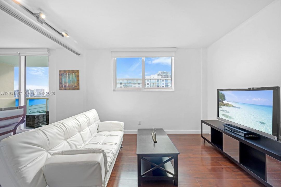 For Rent: $2,700 (1 beds, 1 baths, 1005 Square Feet)