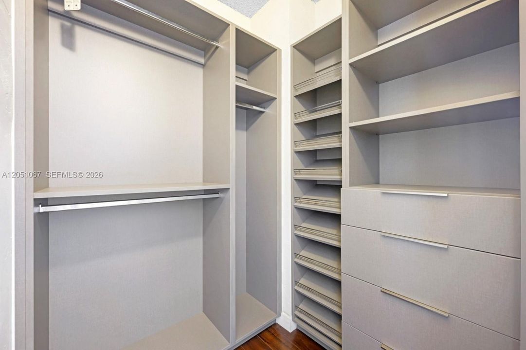 For Rent: $2,700 (1 beds, 1 baths, 1005 Square Feet)