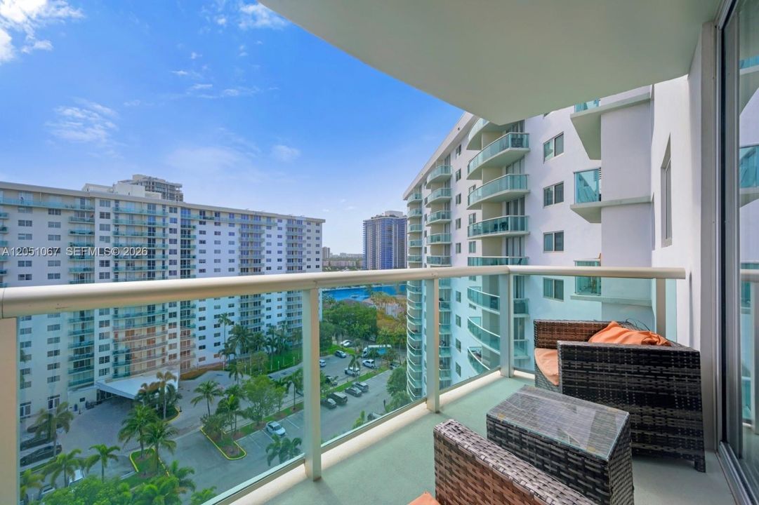 For Rent: $2,700 (1 beds, 1 baths, 1005 Square Feet)