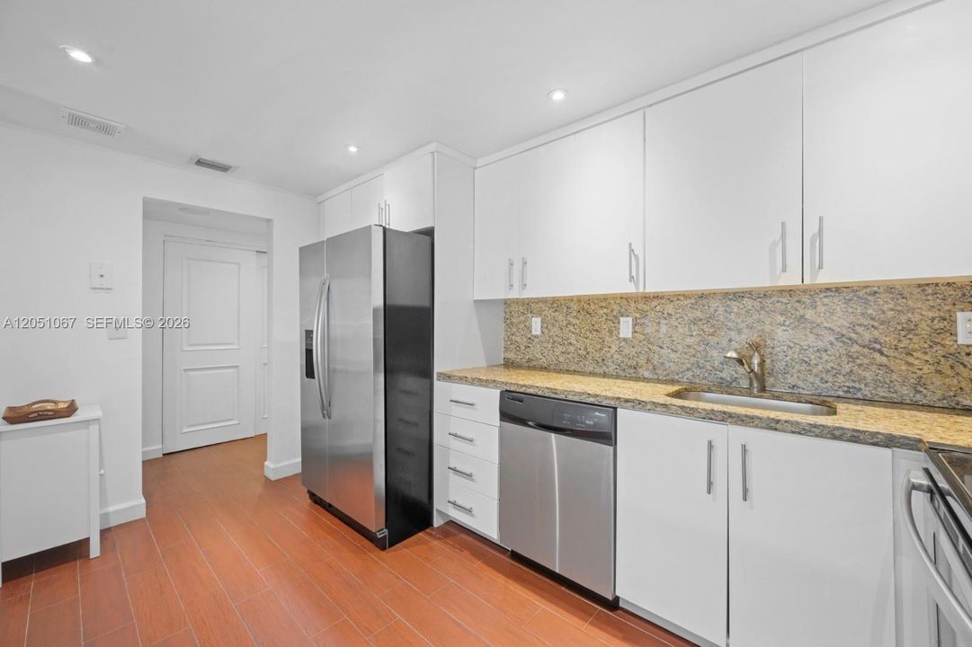 For Rent: $2,700 (1 beds, 1 baths, 1005 Square Feet)