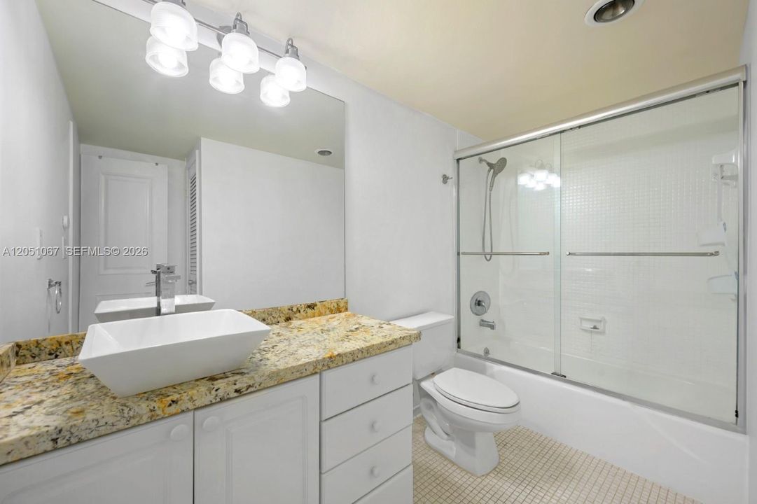 For Rent: $2,700 (1 beds, 1 baths, 1005 Square Feet)