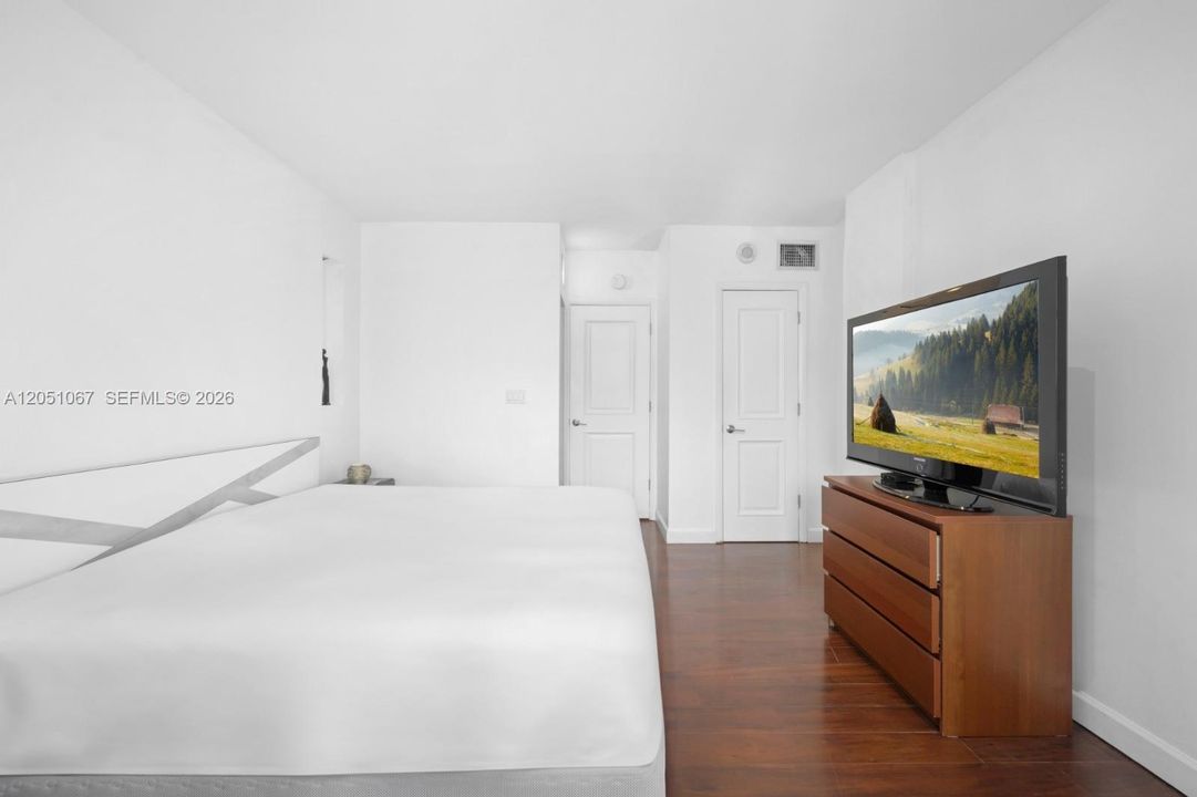 For Rent: $2,700 (1 beds, 1 baths, 1005 Square Feet)