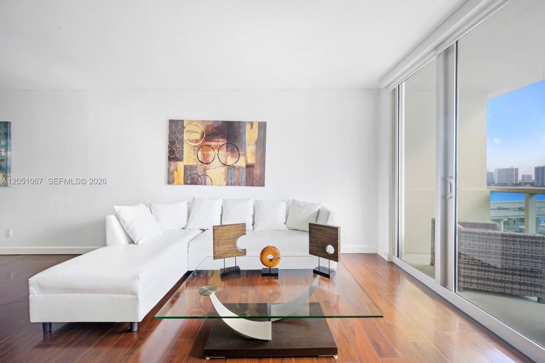 For Rent: $2,700 (1 beds, 1 baths, 1005 Square Feet)