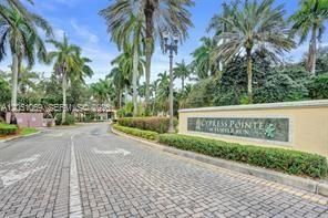 For Rent: $1,700 (1 beds, 1 baths, 716 Square Feet)