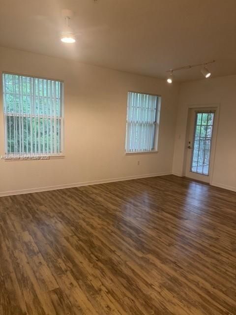 For Rent: $1,700 (1 beds, 1 baths, 716 Square Feet)