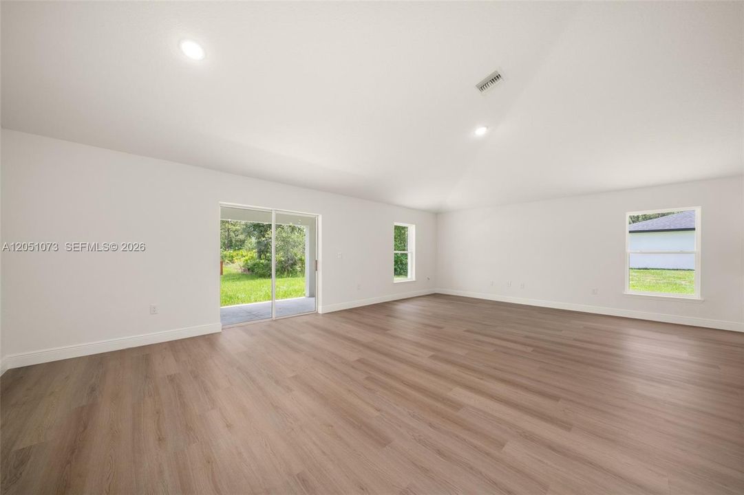 На продажу: $299,000 (4 спален, 2 ванн, 1665 Квадратных фут)