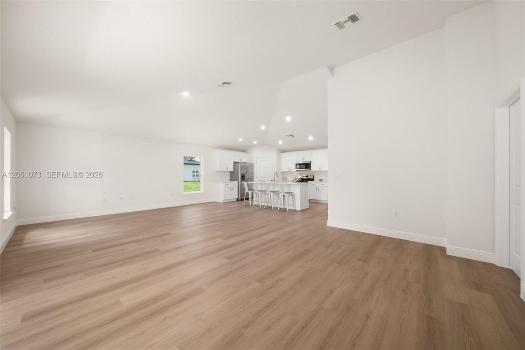 На продажу: $299,000 (4 спален, 2 ванн, 1665 Квадратных фут)