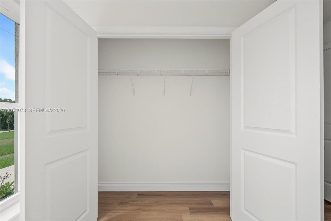 На продажу: $299,000 (4 спален, 2 ванн, 1665 Квадратных фут)