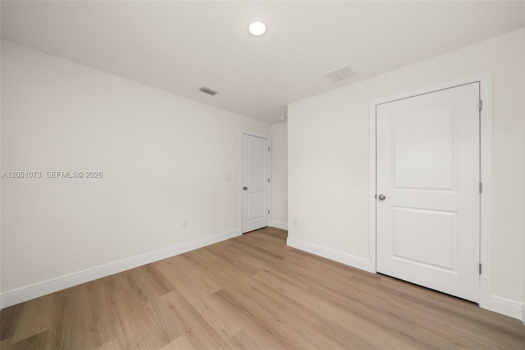 На продажу: $299,000 (4 спален, 2 ванн, 1665 Квадратных фут)