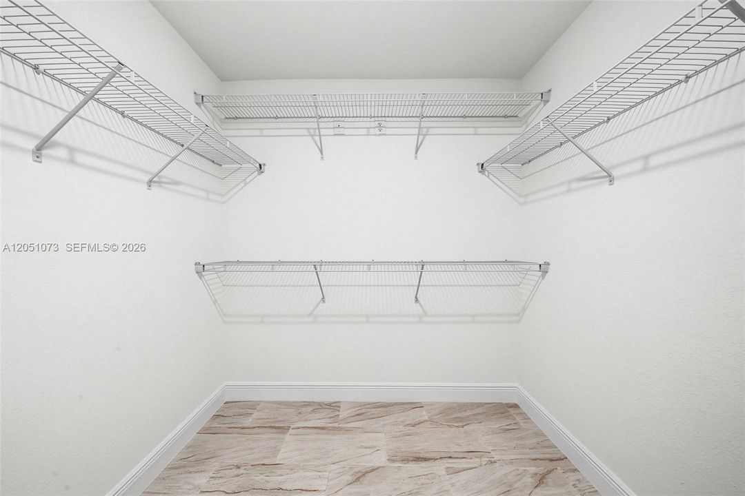 На продажу: $299,000 (4 спален, 2 ванн, 1665 Квадратных фут)