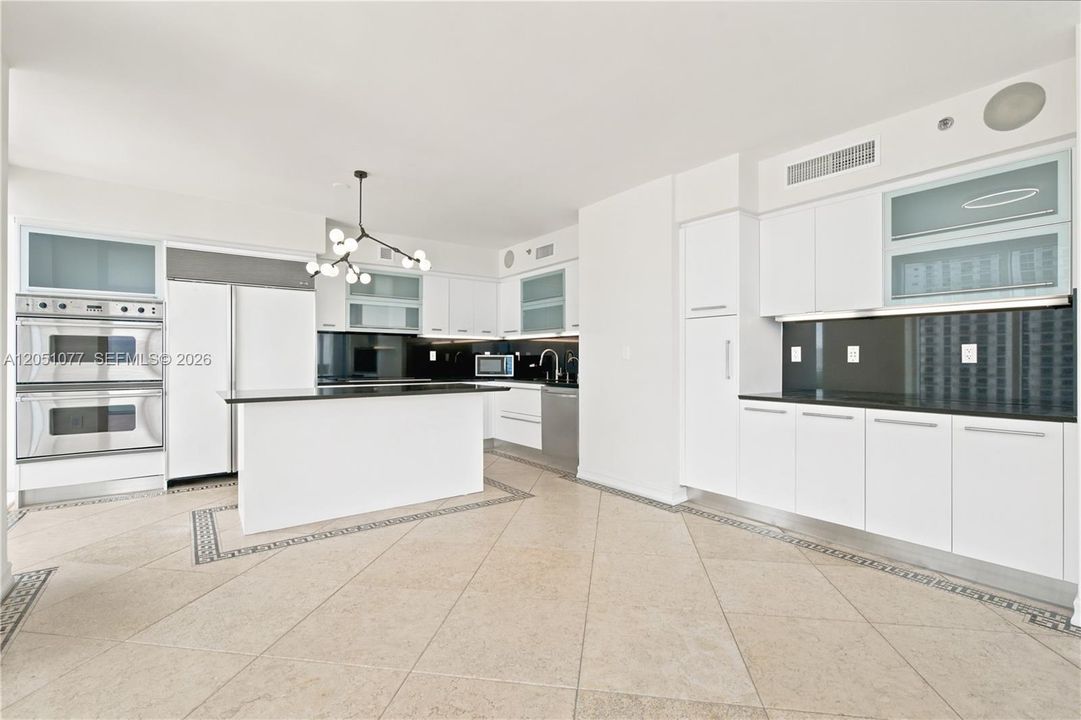 В аренду: $18,500 (4 спален, 5 ванн, 3945 Квадратных фут)