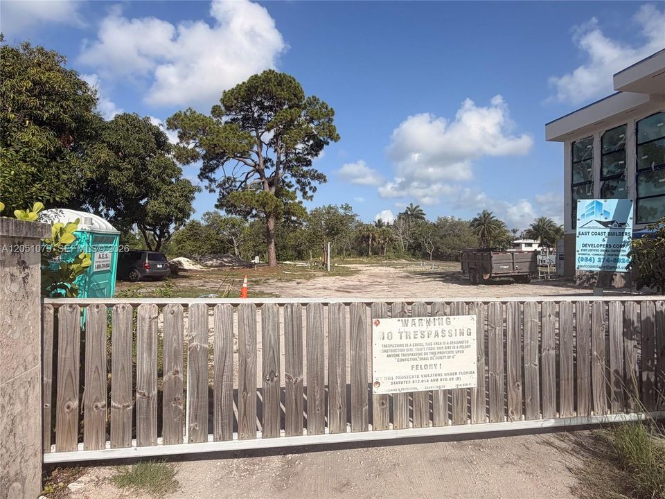 For Sale: $3,100,000 (1.04 acres)