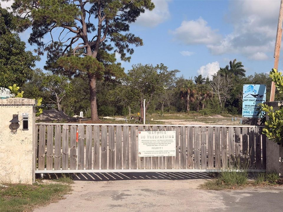 For Sale: $3,100,000 (1.04 acres)