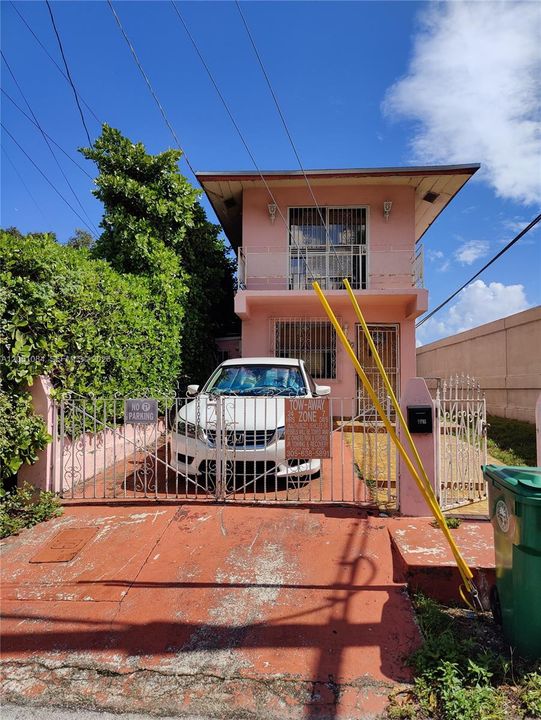 For Sale: $450,000 (2 beds, 2 baths, 1040 Square Feet)