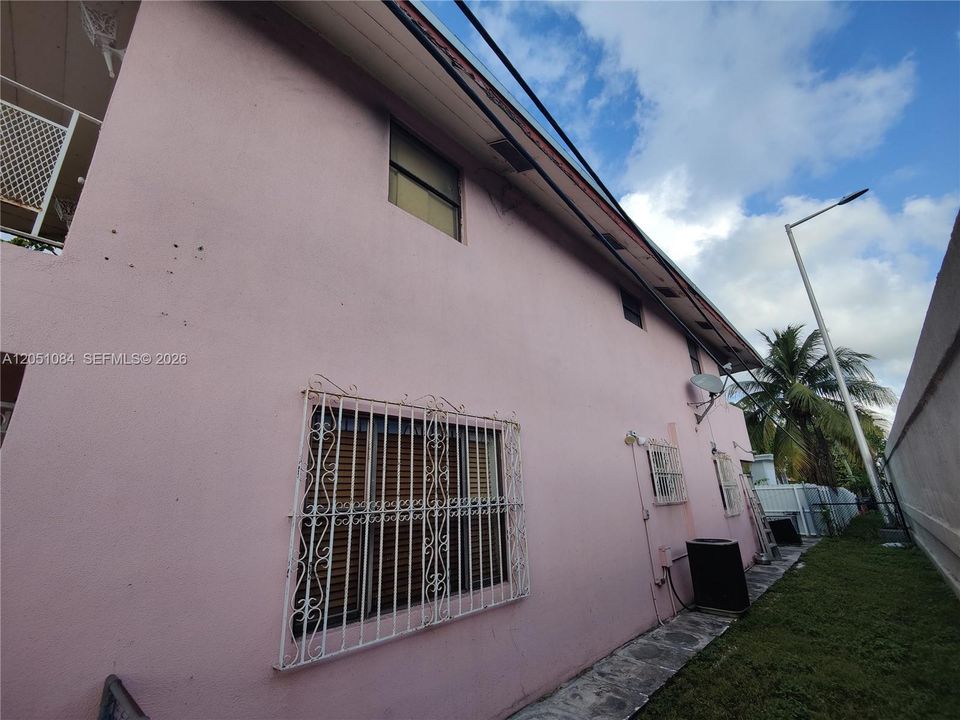 For Sale: $450,000 (2 beds, 2 baths, 1040 Square Feet)