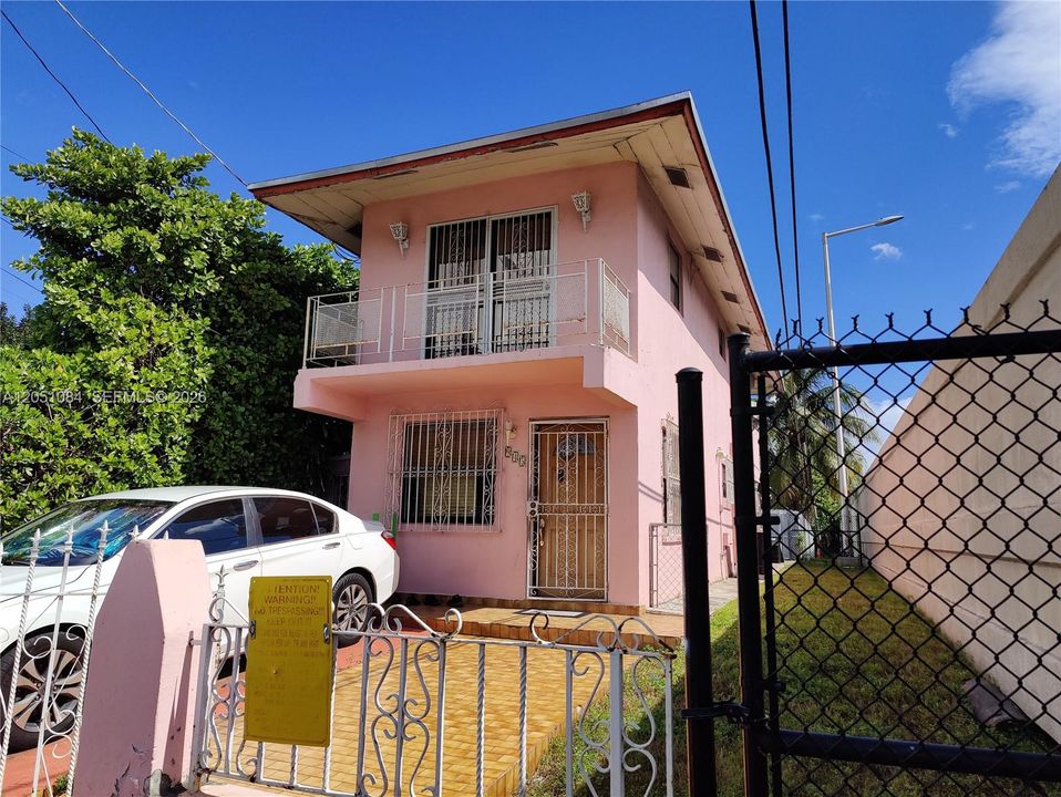For Sale: $450,000 (2 beds, 2 baths, 1040 Square Feet)