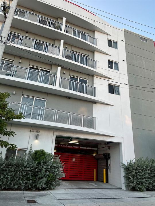 For Rent: $2,300 (2 beds, 2 baths, 826 Square Feet)
