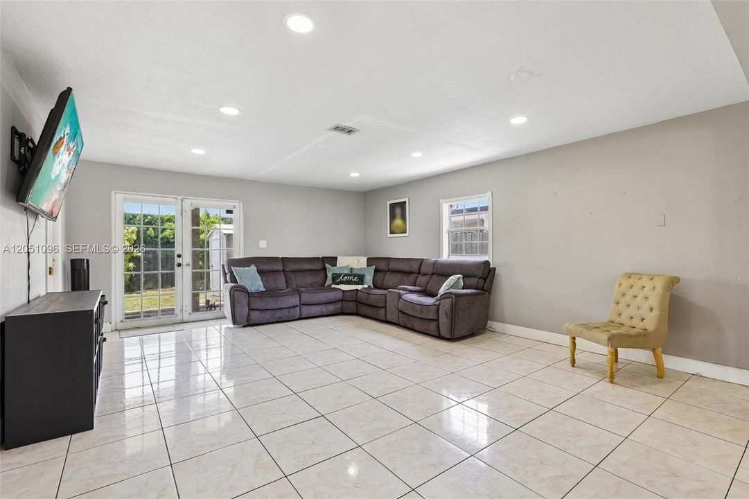 For Sale: $550,000 (3 beds, 1 baths, 1588 Square Feet)
