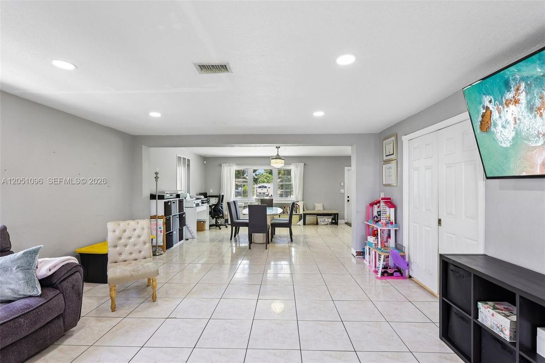 For Sale: $550,000 (3 beds, 1 baths, 1588 Square Feet)