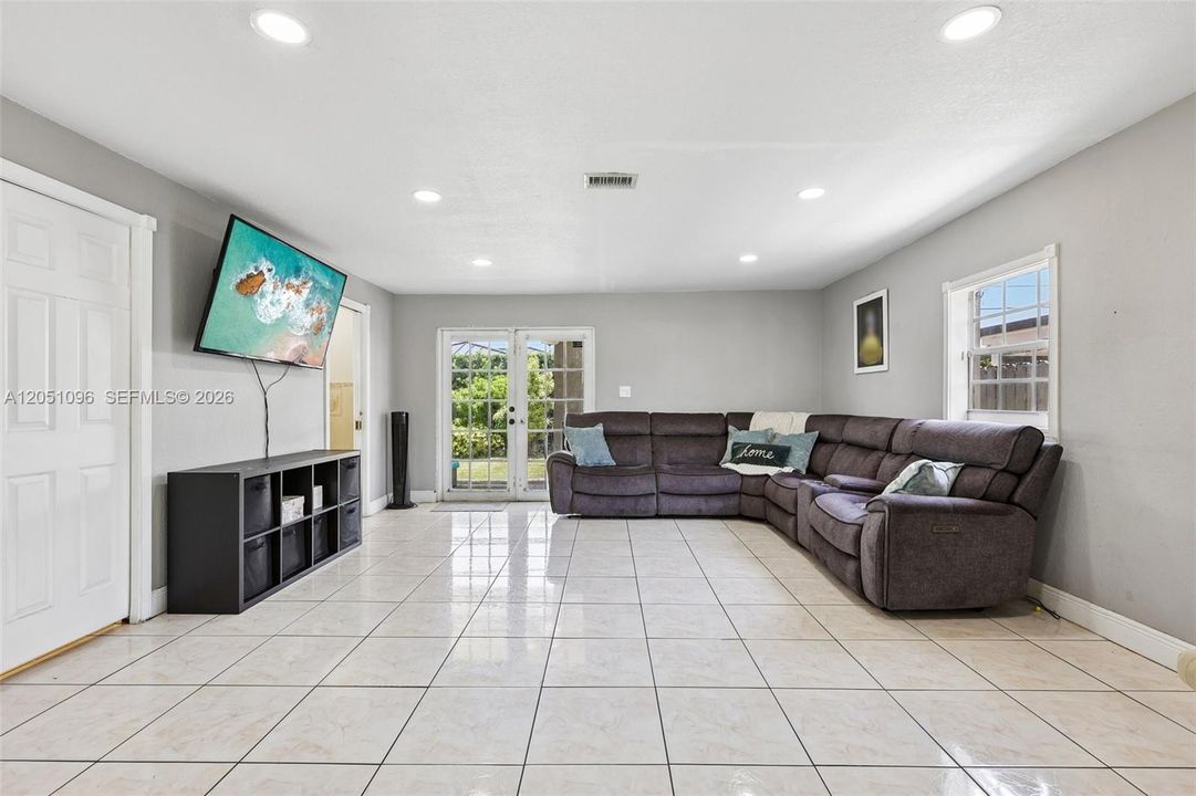 For Sale: $550,000 (3 beds, 1 baths, 1588 Square Feet)