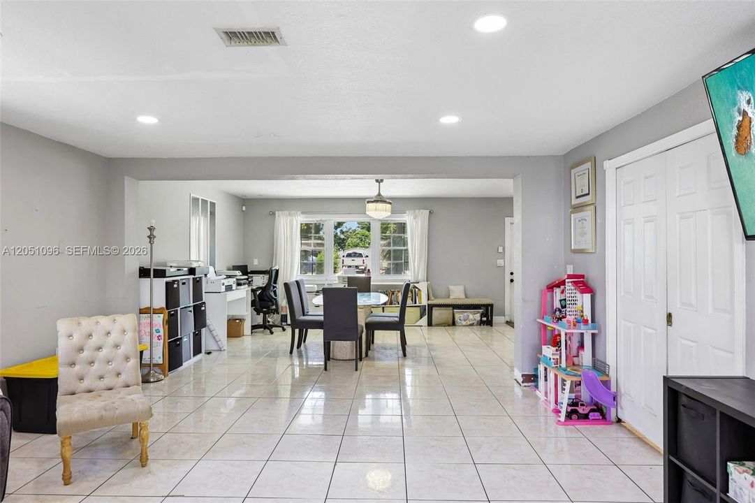 For Sale: $550,000 (3 beds, 1 baths, 1588 Square Feet)