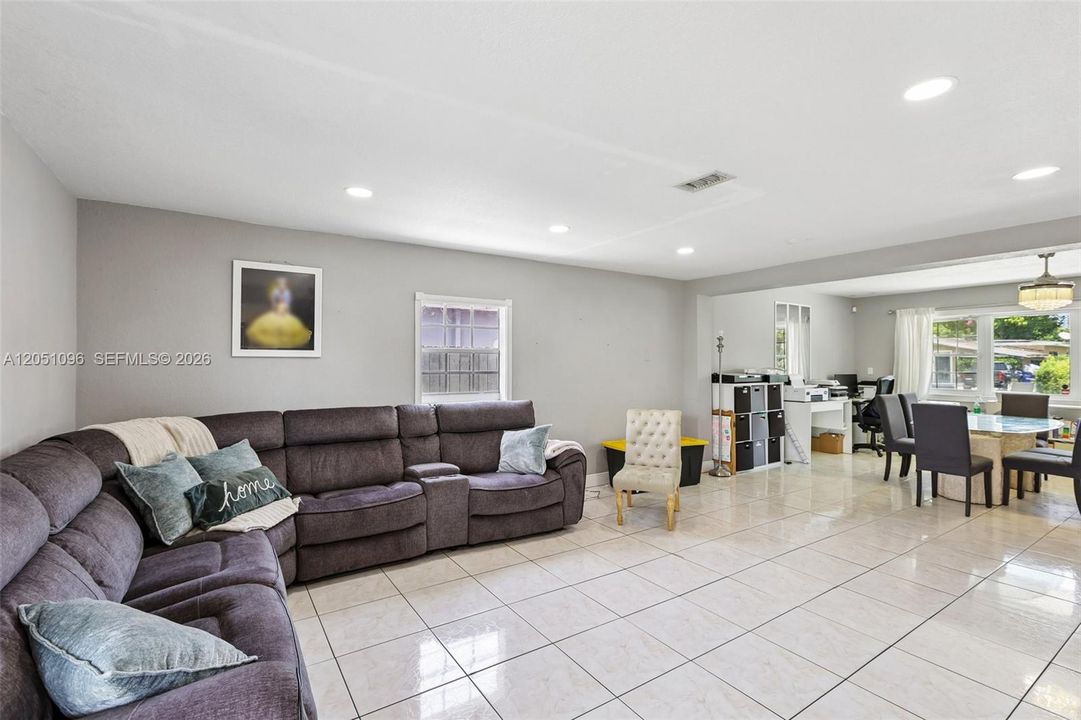 For Sale: $550,000 (3 beds, 1 baths, 1588 Square Feet)