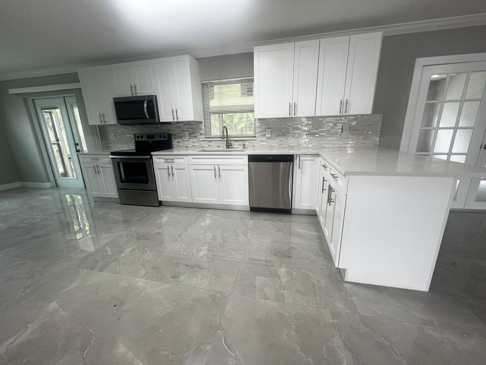New Kitchen w/Cuartz Counters