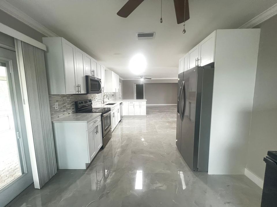 New Kitchen w/Cuartz Counters