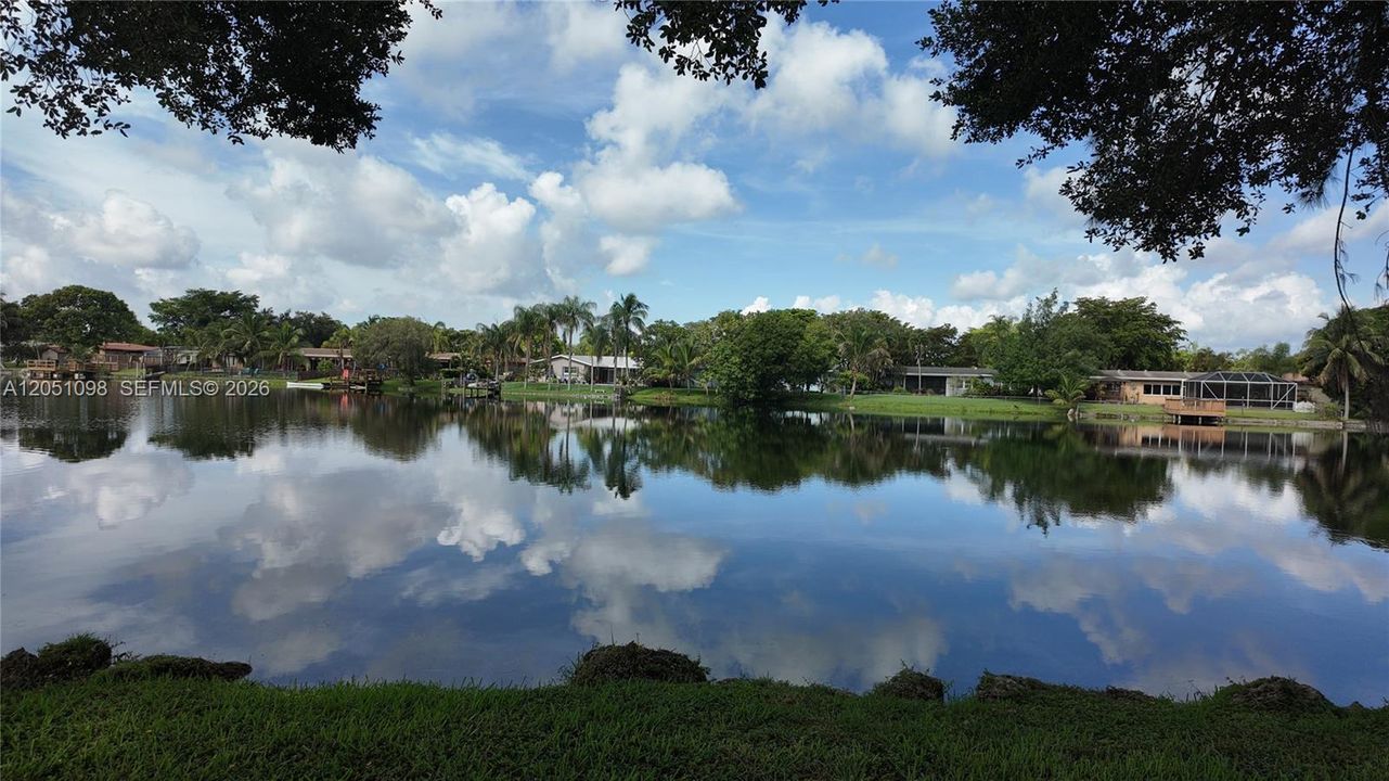 For Sale: $305,000 (2 beds, 2 baths, 910 Square Feet)