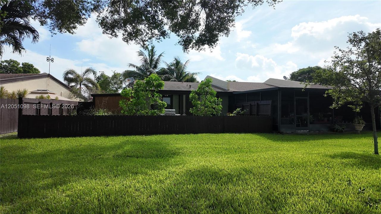 For Sale: $305,000 (2 beds, 2 baths, 910 Square Feet)