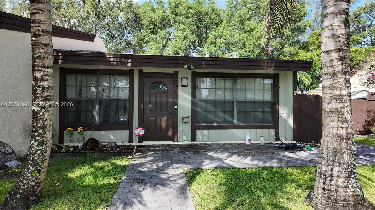 For Sale: $305,000 (2 beds, 2 baths, 910 Square Feet)