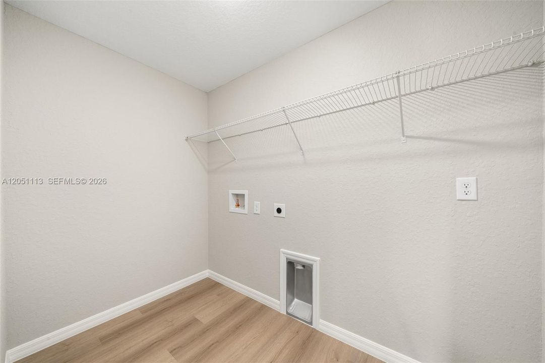 En Venta: $299,000 (4 camas, 2 baños, 1655 Pies cuadrados)