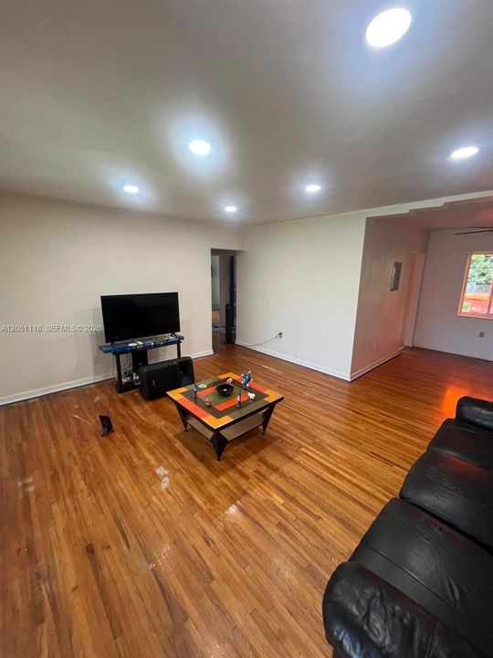 For Sale: $419,900 (2 beds, 1 baths, 925 Square Feet)
