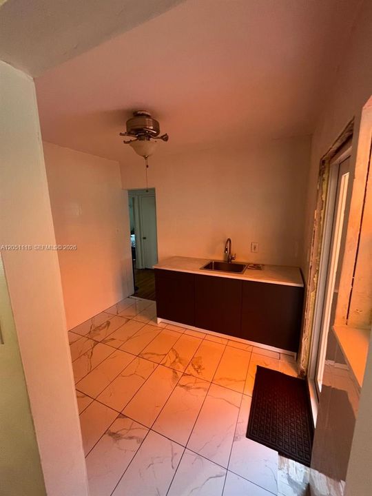 For Sale: $419,900 (2 beds, 1 baths, 925 Square Feet)