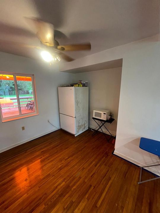 For Sale: $419,900 (2 beds, 1 baths, 925 Square Feet)