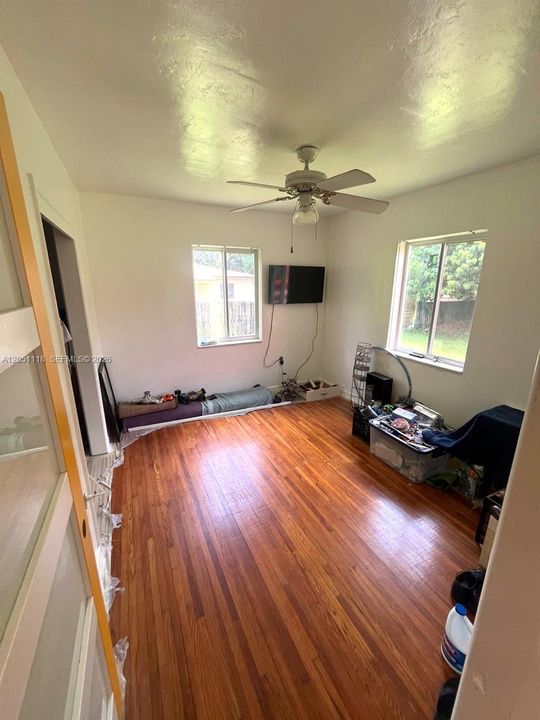 For Sale: $419,900 (2 beds, 1 baths, 925 Square Feet)