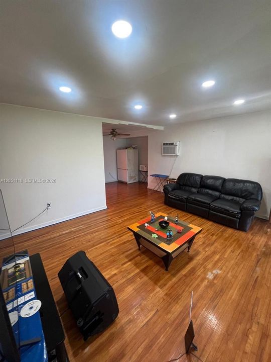 For Sale: $419,900 (2 beds, 1 baths, 925 Square Feet)