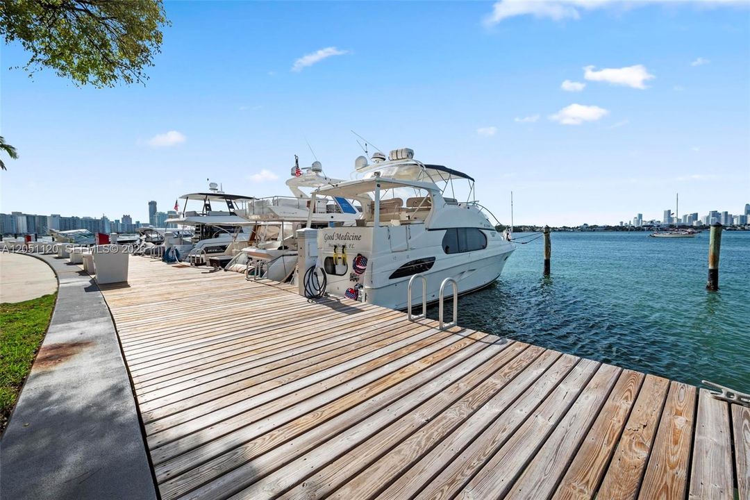 For Sale: $1,049,000 (2 beds, 2 baths, 1190 Square Feet)