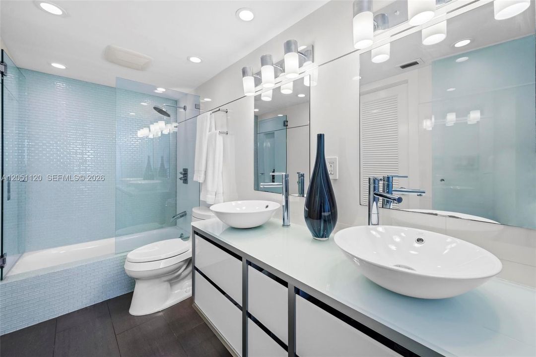 For Sale: $1,049,000 (2 beds, 2 baths, 1190 Square Feet)