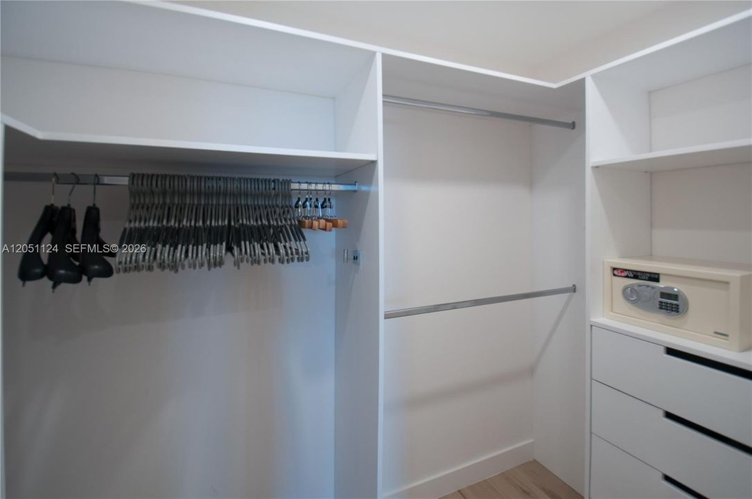 В аренду: $9,500 (2 спален, 2 ванн, 1782 Квадратных фут)