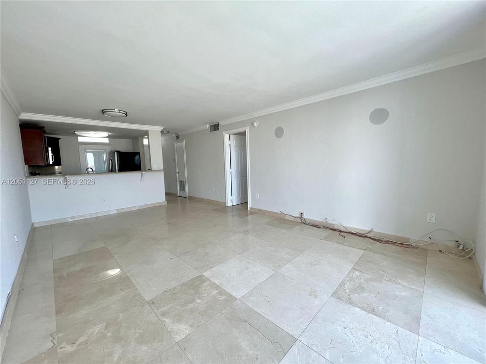 For Rent: $2,650 (1 beds, 1 baths, 700 Square Feet)