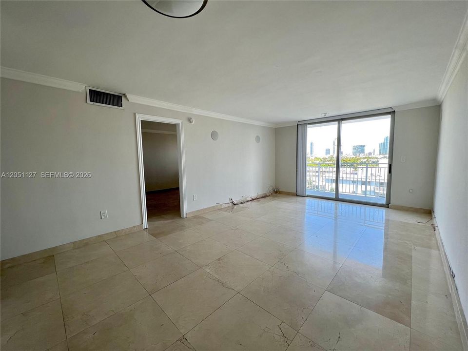 For Rent: $2,650 (1 beds, 1 baths, 700 Square Feet)
