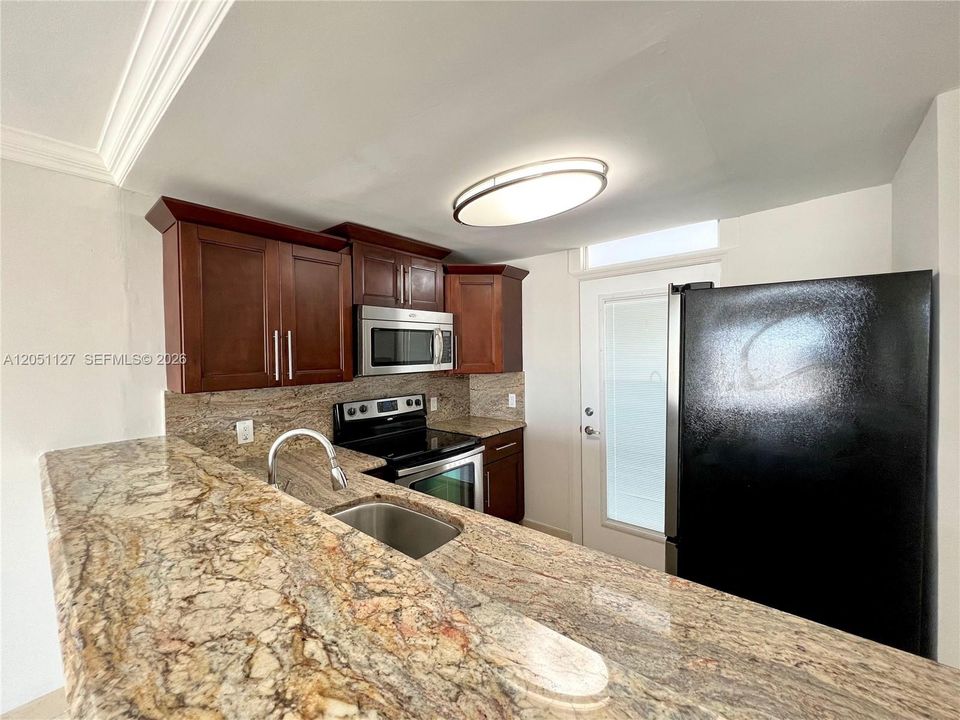 For Rent: $2,650 (1 beds, 1 baths, 700 Square Feet)