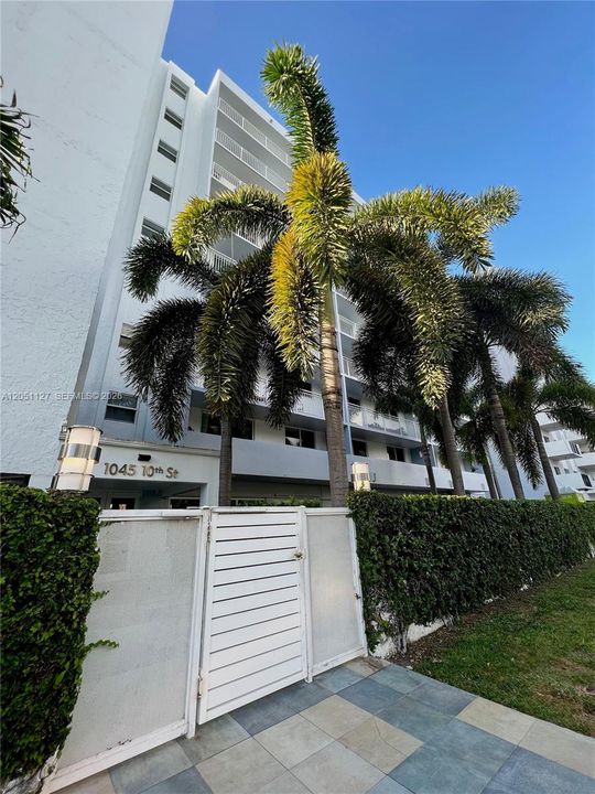 For Rent: $2,650 (1 beds, 1 baths, 700 Square Feet)