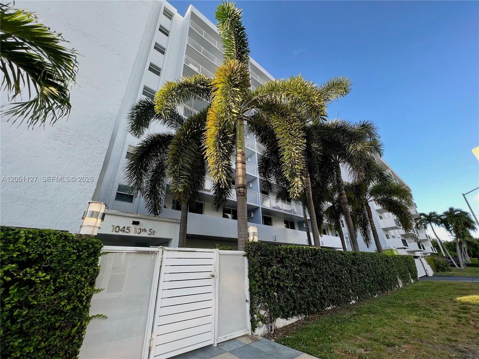 For Rent: $2,650 (1 beds, 1 baths, 700 Square Feet)
