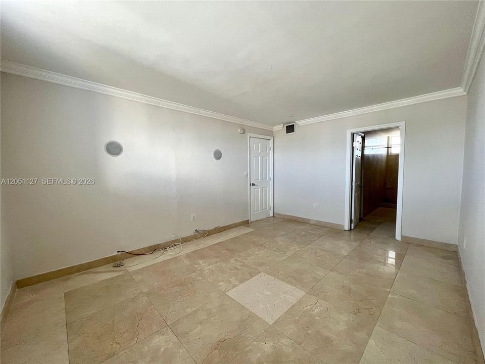 For Rent: $2,650 (1 beds, 1 baths, 700 Square Feet)