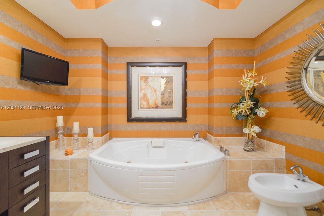 For Sale: $1,639,000 (2 beds, 2 baths, 1643 Square Feet)