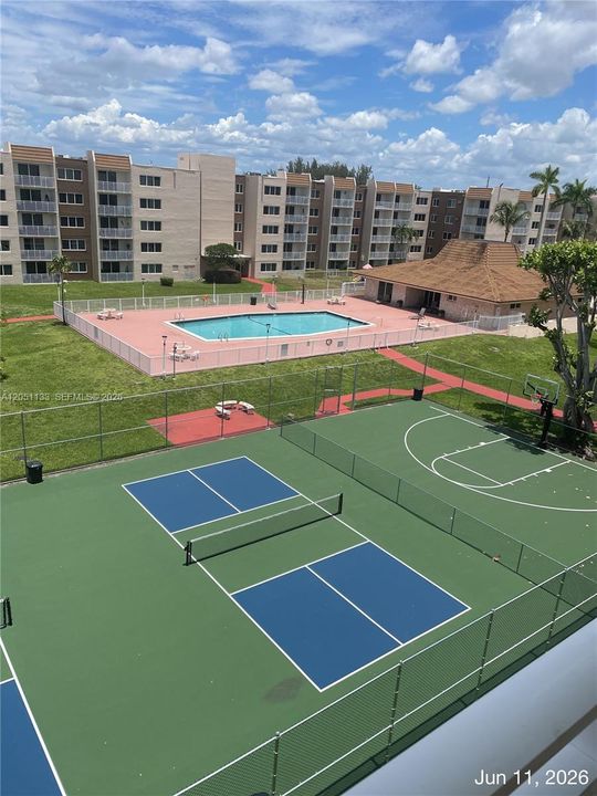 For Sale: $194,900 (2 beds, 1 baths, 1035 Square Feet)