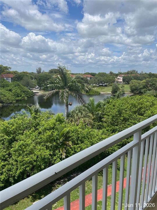 For Sale: $194,900 (2 beds, 1 baths, 1035 Square Feet)